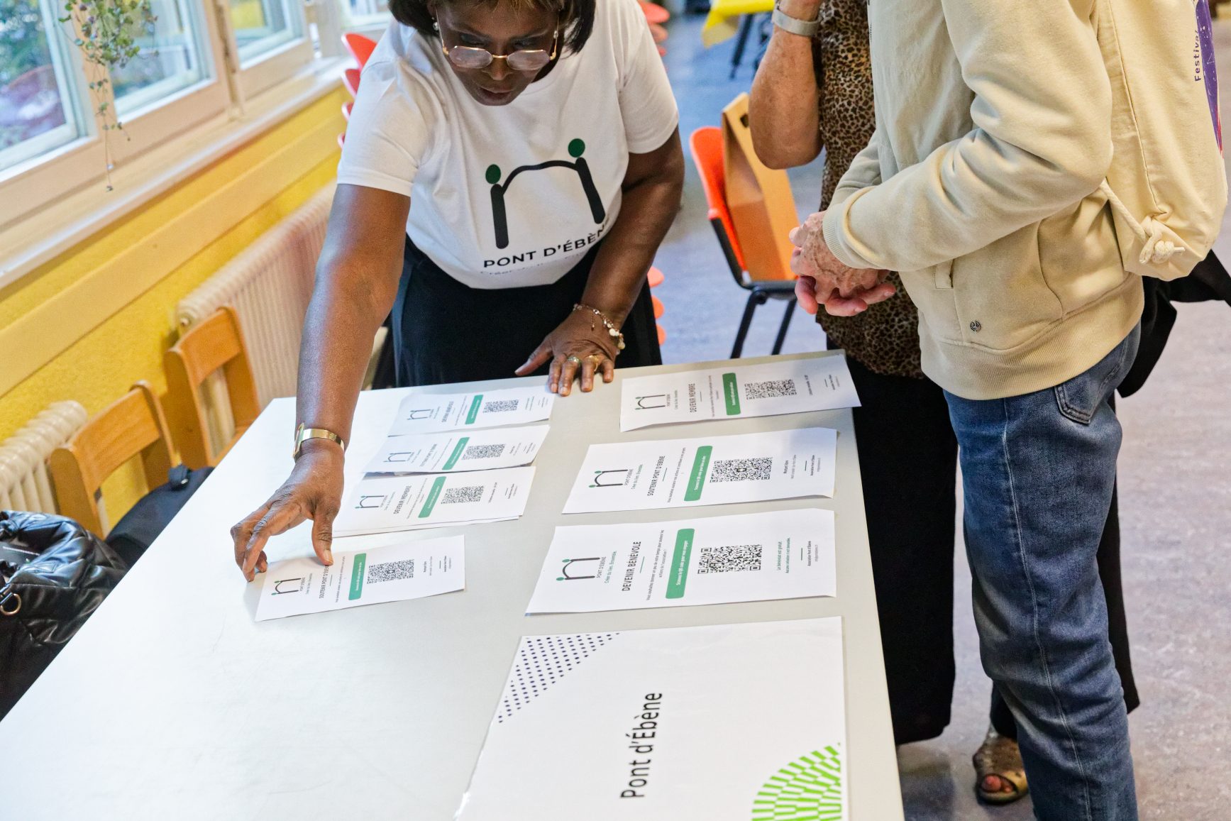 Les flyers de l’association disposés sur une table
