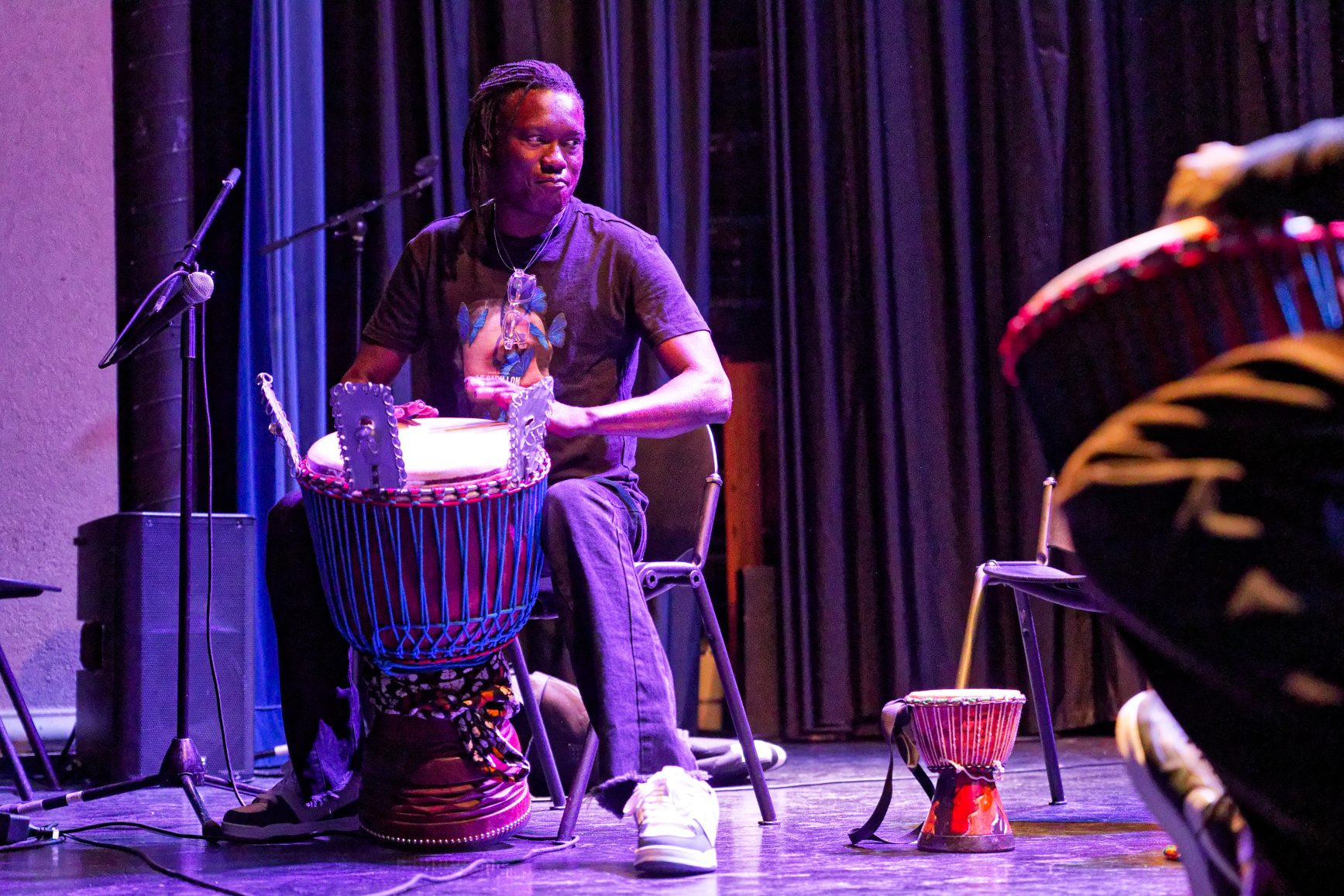 Un musicien au djembé sur scène